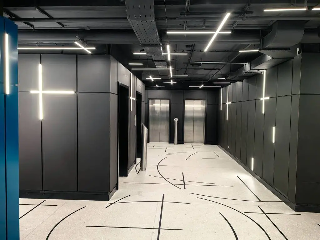 Облицовка стен HPL Compact в холле