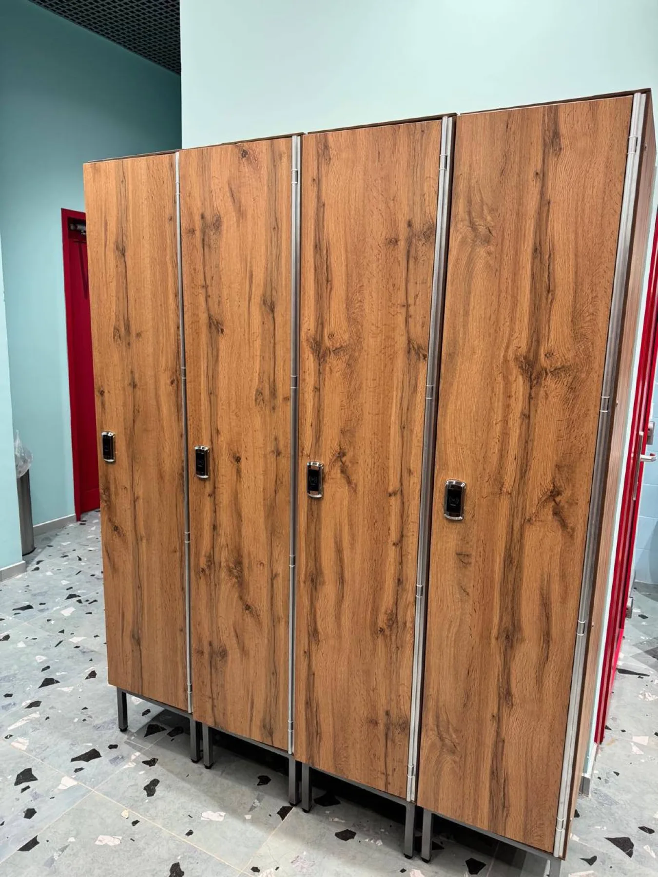 Секция шкафов HPL Compact в раздевалке